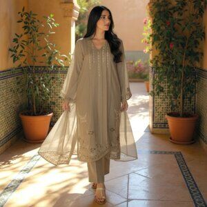 Laxuria Trendz Pakistani Salwar Kameez